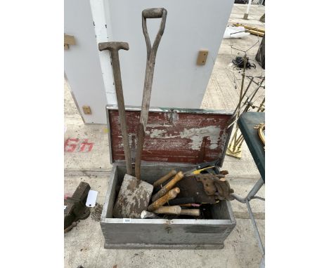 AN ASSORTMENT OF TOOLS IN A TOOL CHEST TO INCLUDE SAWS, SHEARS AND A SPADE ETC 