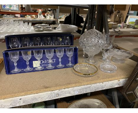 A QUANTITY OF GLASSWARE TO INCLUDE A MUSHROOM LAMP - NEEDS LAMP FITTINGS, A LARGE HEAVY GLASS, A VASE, BOWLS, ETC 