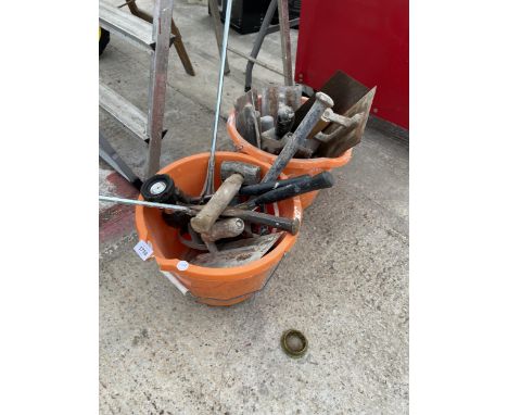 AN ASSORTMENT OF HAND TOOLS TO INCLUDE HAMMERS, CHISELS AND TROWELS ETC 