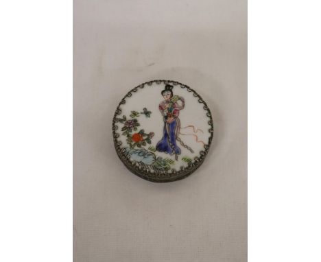 A VINTAGE SILVER TONE TRINKET BOX WITH THE IMAGE OF A JAPANESE LADY IN A FLORAL GARDEN 