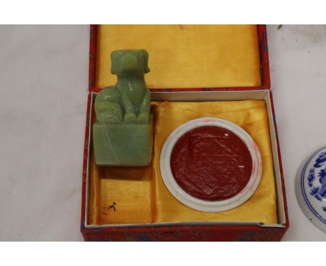 AN ORIENTAL JADE STYLE FOO DOG SEAL AND WAX IN A PRESENTATION BOX 