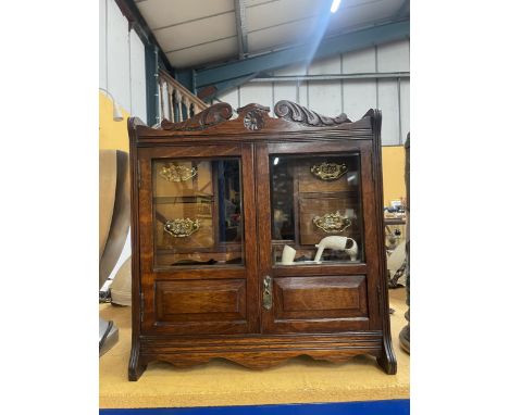 A TOBACCO CABINET WITH TWO GLAZED DOORS, FOUR INNER DRAWERS AND PIPE RACKS TO INCLUDE FIVE CLAY PIPES 