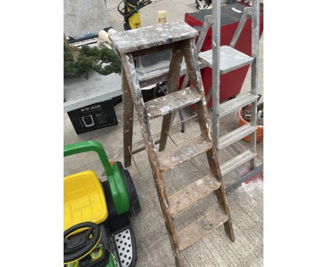 A VINTAGE FOUR RUNG WOODEN STEP LADDER 