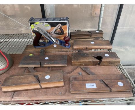 AN ASSORTMENT OF VINTAGE WOOD PLANES TO INCLUDE A RECORD NO.04 ETC 