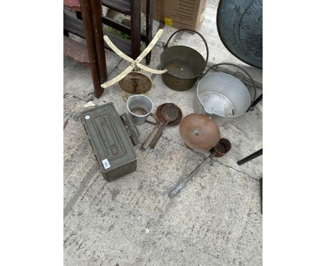 AN ASSORTMENT OF VINTAGE ITEMS TO INCLUDE JAM PANS AND AN AMMO TIN ETC 