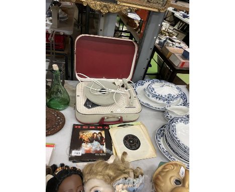 A VINTAGE RECORD PLAYER AND A QUANTITY OF SINGLE RECORDS 