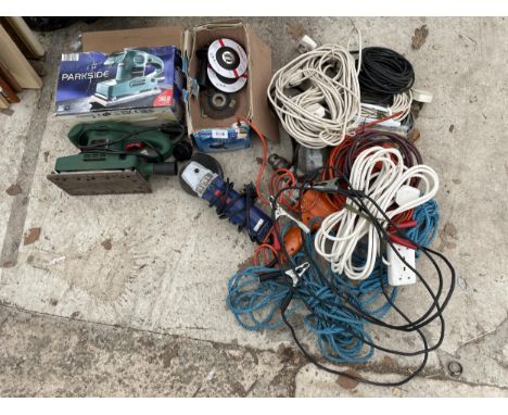 AN ASSORTMENT OF ITEMS TO INCLUDE AN ANGLE GRINDER, A PARKSIDE ELECTRIC SANDER AND A QUANTITY OF ROPE ETC 