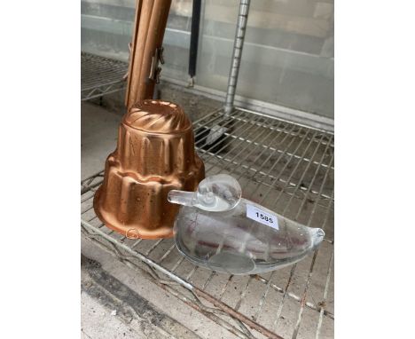 A VINTAGE COPPER JELLY MOULD AND A GLASS DUCK PAPER WEIGHT 