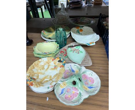 A QUANTITY OF VINTAGE CERAMICS TO INCLUDE A CLARICE CLIFF HARVEST BOWL, A CHARLOTTE RHEAD BOWL A/F, CROWN DEVON FIELDINGS BOW