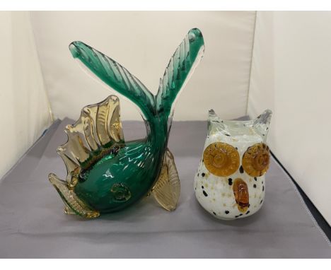 A VINTAGE MURANO GLASS FISH AND GLASS OWL PAPERWEIGHT, HEIGHT 21CM 