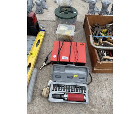 AN ASSORTMENT OF TOOLS TO INCLUDE A BATTERY CHARGER, HARDWARE AND A SCREWDRIVER SET ETC 