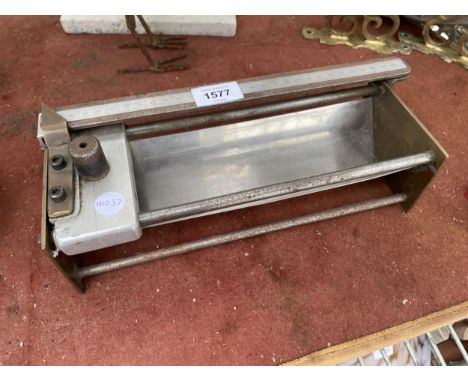 A VINTAGE SLIDING MEASURING TOOL 