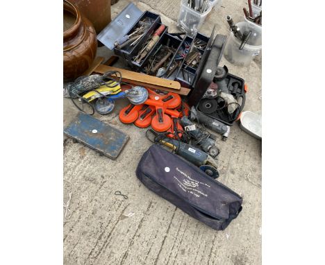 A LARGE ASSORTMENT OF TOOLS TO INCLUDE FOUR ANGLE GRINDERS, DRILL BITS AND SPANNERS ETC 