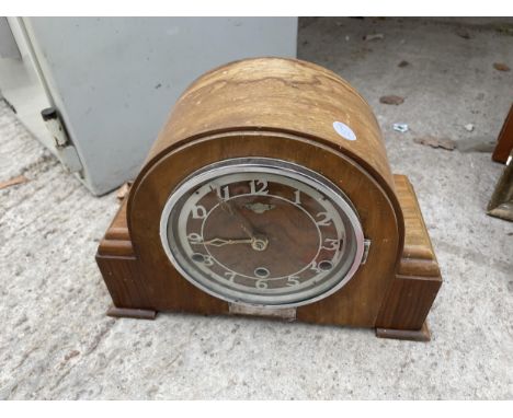 A WESTIMINISTER CHIMING MANTLE CLOCK 