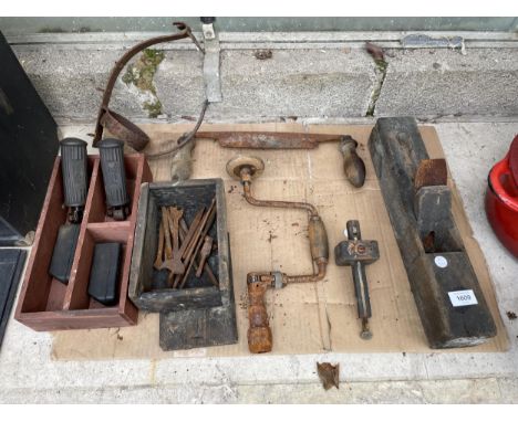 AN ASSORTMENT OF VINTAGE TOOLS TO INCLUDE BSA MOTORBIKE PEGS, A BRACE DRILL AND A WOOD PLANE ETC 