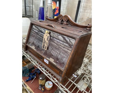A VINTAGE MAHOGANY HUMIDOR 