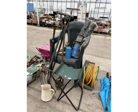 AN ASSORTMENT OF GARDEN ITEMS TO INCLUDE CAMPING STOVES, A HOSE REEL AND A FORK ETC 