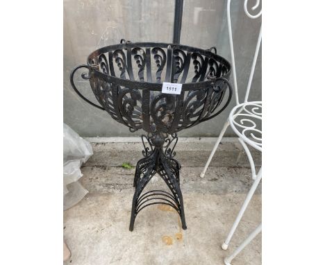 AN ORNATE AND DECORATIVE WROUGHT IRON GARDEN PLANTER (H:66CM D:37CM) 
