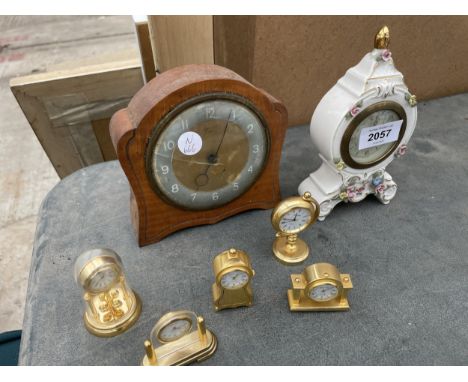 AN ASSORTMENT OF CLOCKS TO INCLUDE AN OAK SMITHS MANTLE CLOCK AND FIVE MINIATURE BRASS 'PARK LANE' CLOCKS ETC 