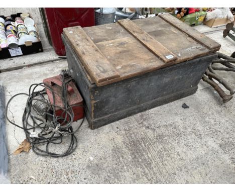 A VINTAGE WOODEN TOOL CHEST WITH AN ASSORTMENT OF TOOLS TO INCLUDE FILES AND A FUEL CAN ETC 