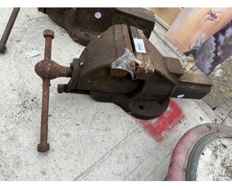 A VINTAGE RECORD NUMBER 34 BENCH VICE 