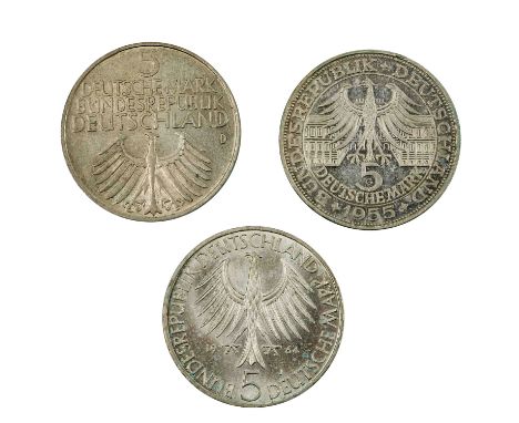 BRD - 3 teiliges DM Sammlerkonvolut - 1 x 5 DM 1952/D, Germanisches Museum, ss, Kratzer, verschmutzt, Tönung. 1 x 5 DM 1955/G