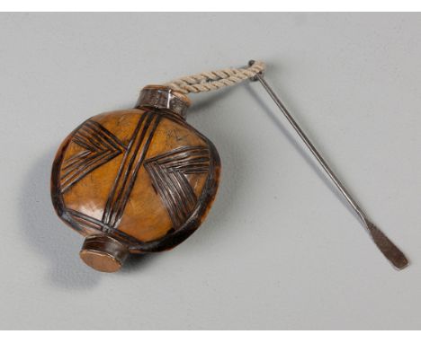 Round, flattish snuffbox carved from light wooden, short neck and leg covered in strip metal, shallow engraved symmetrical de