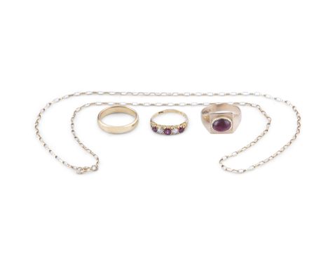 A COLLECTION OF GOLD JEWELLERY, comprising an 18ct gold wedding band; an 18ct gold diamond and garnet ring; a 9ct gold chain 
