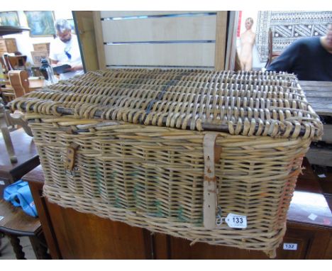 LARGE WICKER HAMPER