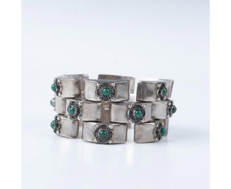 Make a statement with this unique silver bracelet. It features a fun design with green stones. Stamped Hecho Mexico ALC Guada