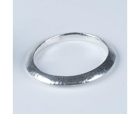 This is stunning oblong silver bangle with a hammered texture. Marked Ippolita Fatto A Mano 925. Weighs 20g. Issued: 20th cen