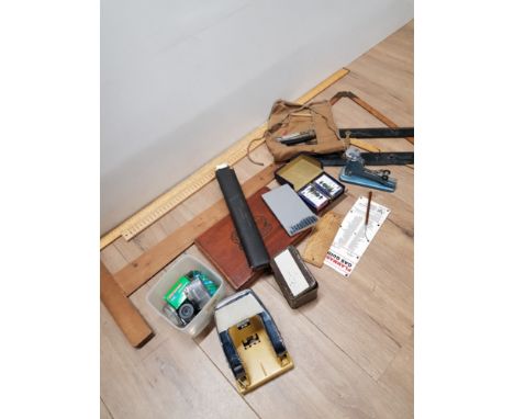 CRATE CONTAINING VINTAGE ITEMS INCLUDES MEASURING APPARATUS AND HOLE PUNCH ETC