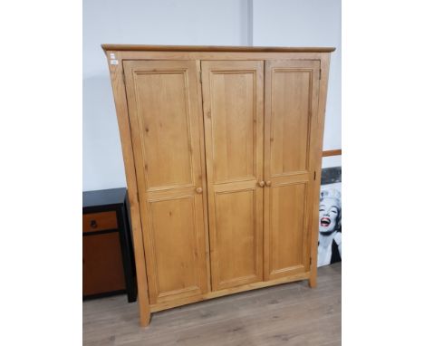 LARGE TRIPLE DOOR  LIGHT OAK WARDROBE