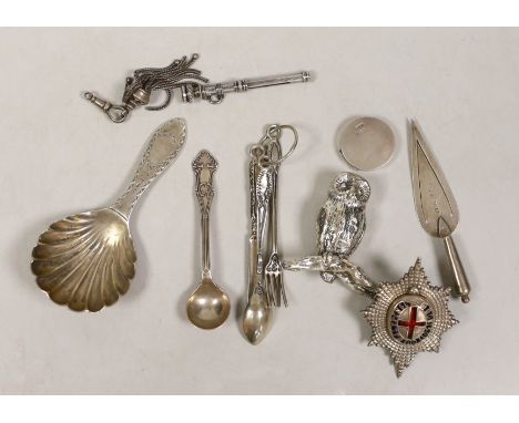 Sundry small silver etc, including a George V silver caddy spoon, a white metal badge, small cutlery and a plated owl.