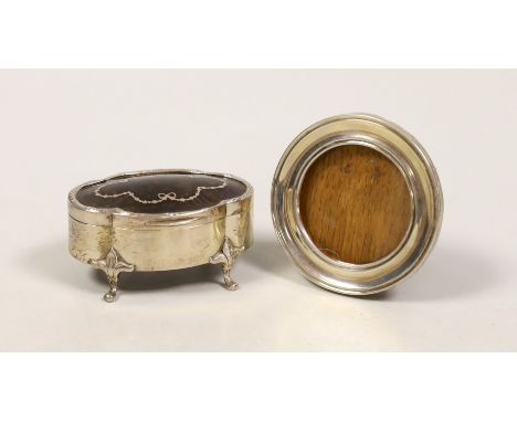 A small George V silver and piqué mounted trinket box, Chester, 1912, 79mm and a small circular silver mounted photograph fra