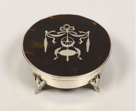 A George V silver and tortoiseshell piqué mounted circular trinket box, London, 1921, diameter 11.2cm.