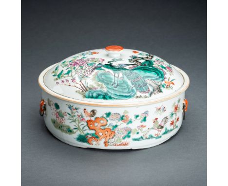 A LARGE PORCELAIN BOX AND COVER, REPUBLICChina, Republic period (1912-1949). Of circular form rising to an everted rim, flank