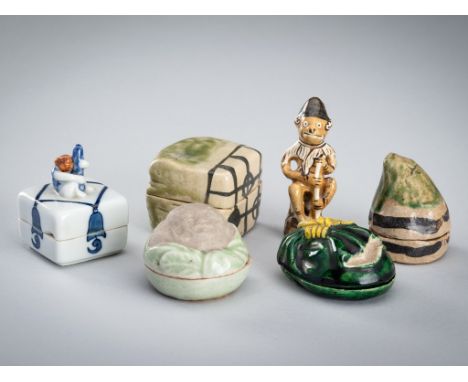 A GROUP OF SIX CERAMIC OBJECTSJapan, Edo period (1615-1868) to Meiji period (1868-1912)The first consisting of a square blue 