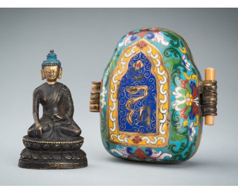 A CLOISONNE ENAMEL GAU WITH BUDDHA SHAKYAMUNI, 19TH CENTURYSino-Tibetan, late Qing dynasty (1644-1912). The amulet box for a 