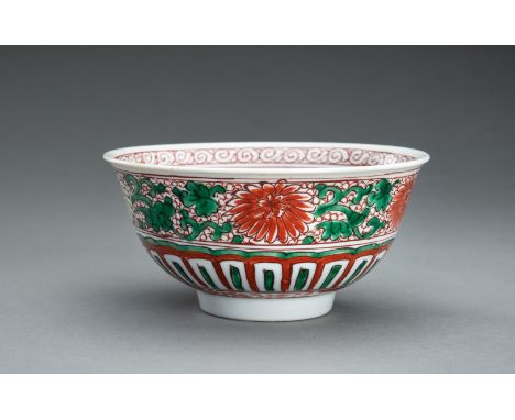 A WUCAI Â´CHRYSANTHEMUMÂ´ PORCELAIN BOWL, 17th CENTURYChina, early Qing Dynasty (1644-1912). The deep round sides rising from