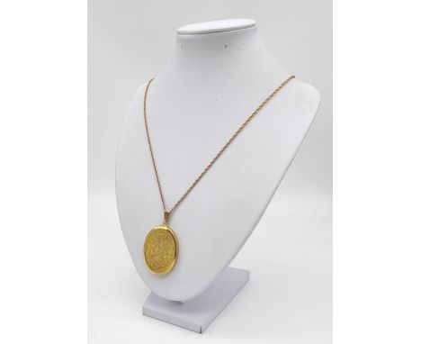 A Vintage 9K Yellow Gold Oval Locket/Pendant. Floral engraved decoration. Comes with a yellow metal chain. Pendant - 14.23g. 