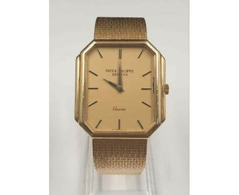A PATEK PHILIPPE 18K GOLD GENTLEMANS WRIST WATCH WITH SOLID GOLD STRAP AND QUARTZ MOVEMENT. 30 X 28MM 