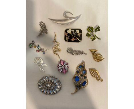 Selection of assorted VINTAGE BROOCHES mainly stone set. 