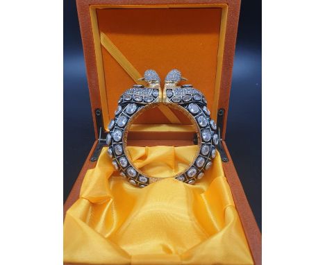 An impressive, Bollywood style, bangle, in a presentation box. Internal diameter: 5.5 cm with a hinge on bottom part. Weight: