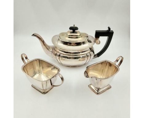 A NICELY KEPT SILVER PLATED SET, MADE IN ENGLAND . TALLEST ITEM STANDS AT 17CM TALL. 
