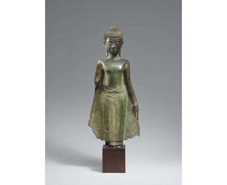 Buddha, Bronze. Thailand. Ayutthaya. 15./16. Jh.Stehend, die rechte Hand ist in abhayamudra angewinkelt, die linke hängt hera