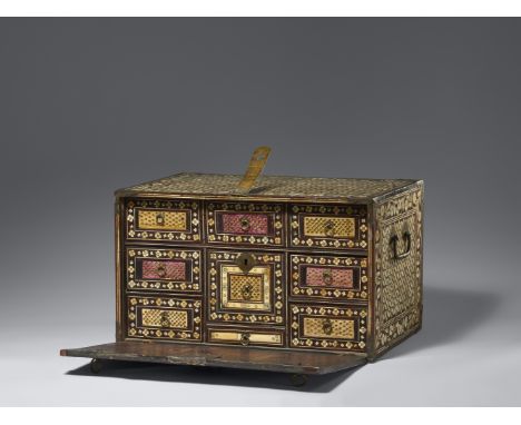 Mogul-Truhe. Holz und Elfenbein. Nordwest-Indien/Pakistan, Gujarat oder Sindh. 17. Jh.Rechteckige Kastenform mit nach vorne a