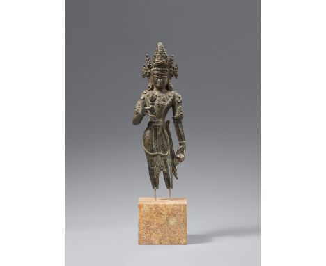 Vajrasattva. Bronze. NepalDer in tribhanga stehende Adibuddha hält die Attribute vajra in der erhobenen rechten Hand und die 