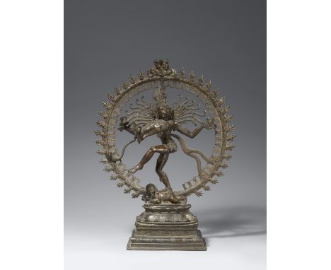 Shiva nataraja. Bronze. Indien. 19. Jh.Vierarmig, auf dem Dämon tanzend, Apasmarapurusha, die Personifikation der Unwissenhei