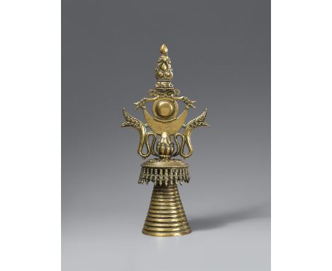 Teil eines Stupas. Bronze. Tibet, 14. Jh.Bestehend aus dem pyramidenförmigen Mittelteil (Spira) mit 13 Ringen, bekrönt von ei